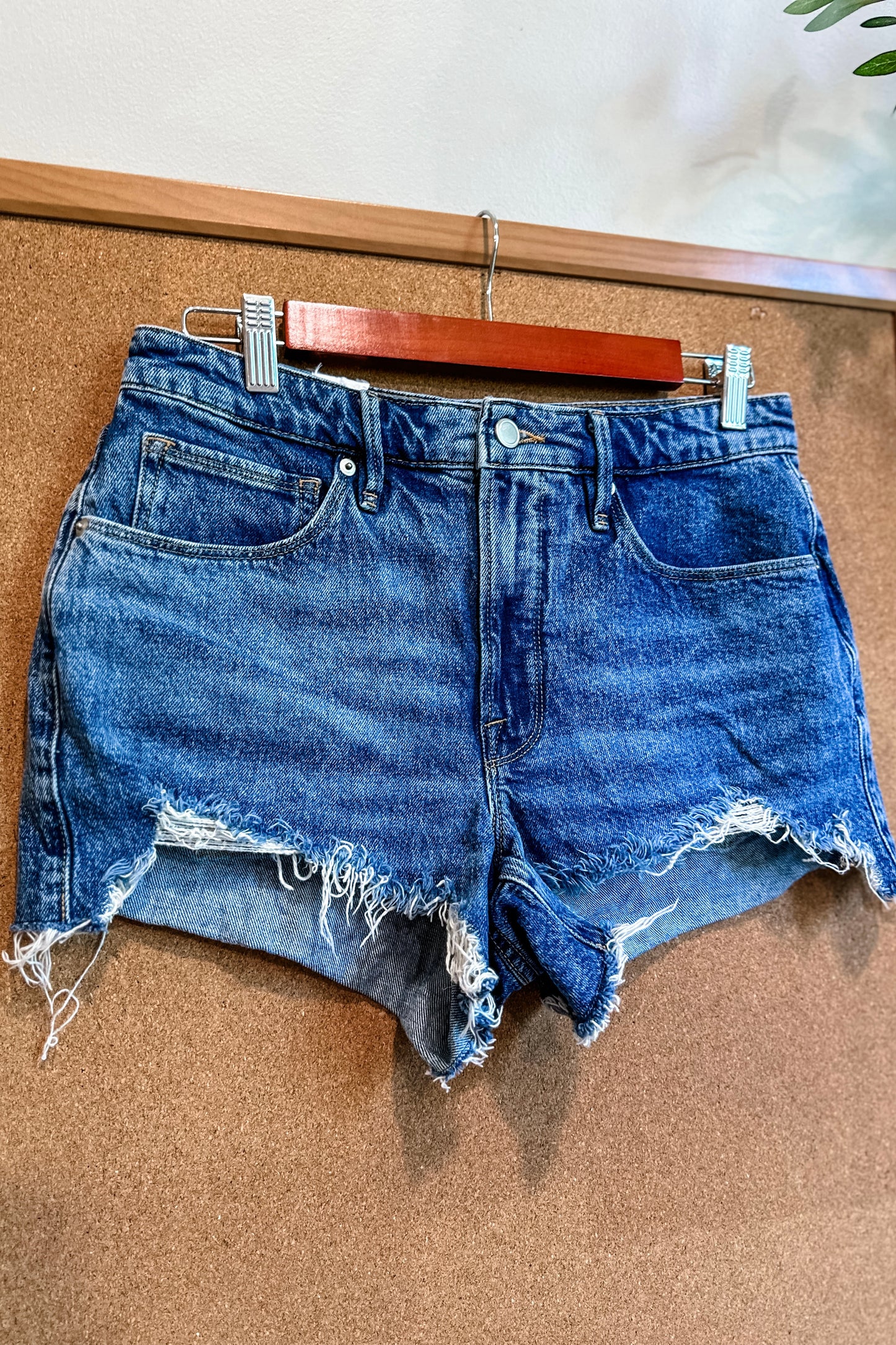 (4) Good American 90’s Shorts