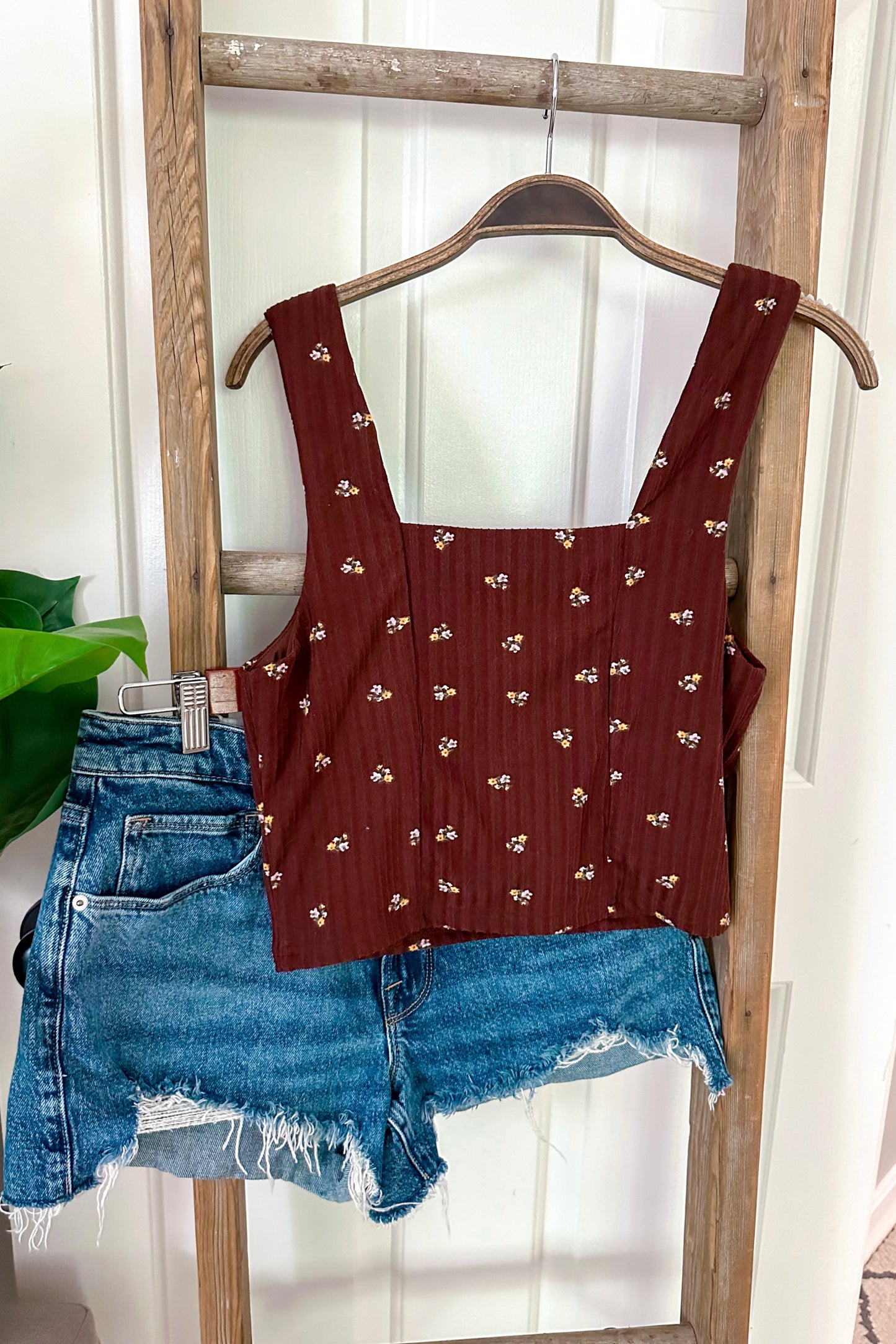 (L) Buckle Crop Tank