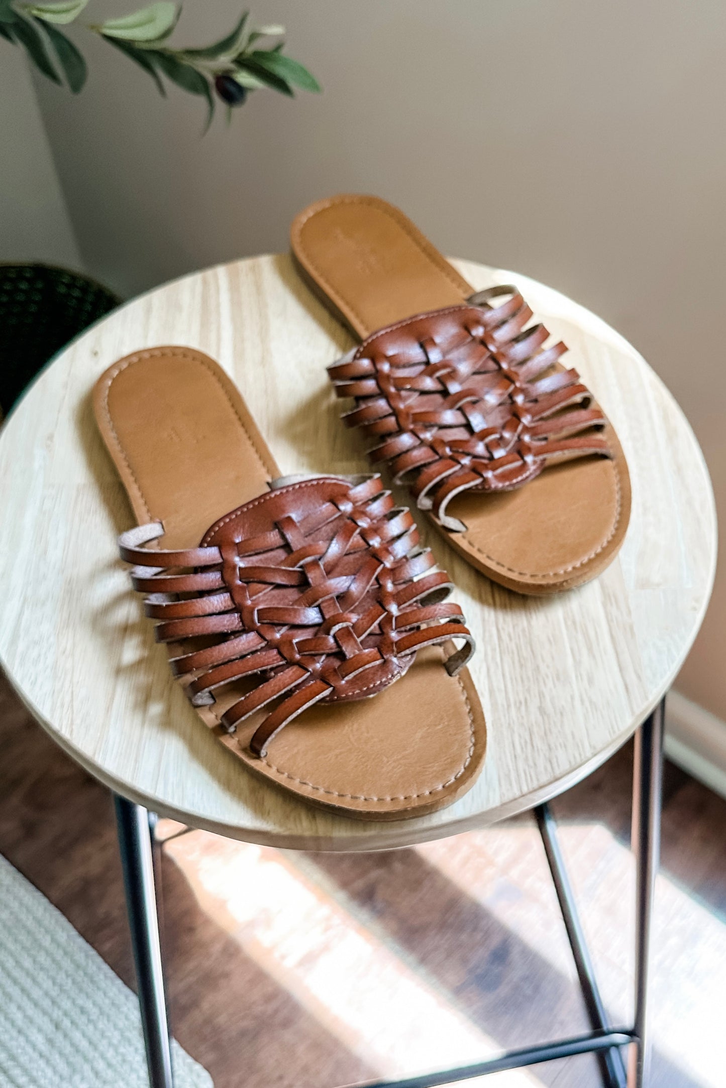 (9) Universal Thread Leather Slides