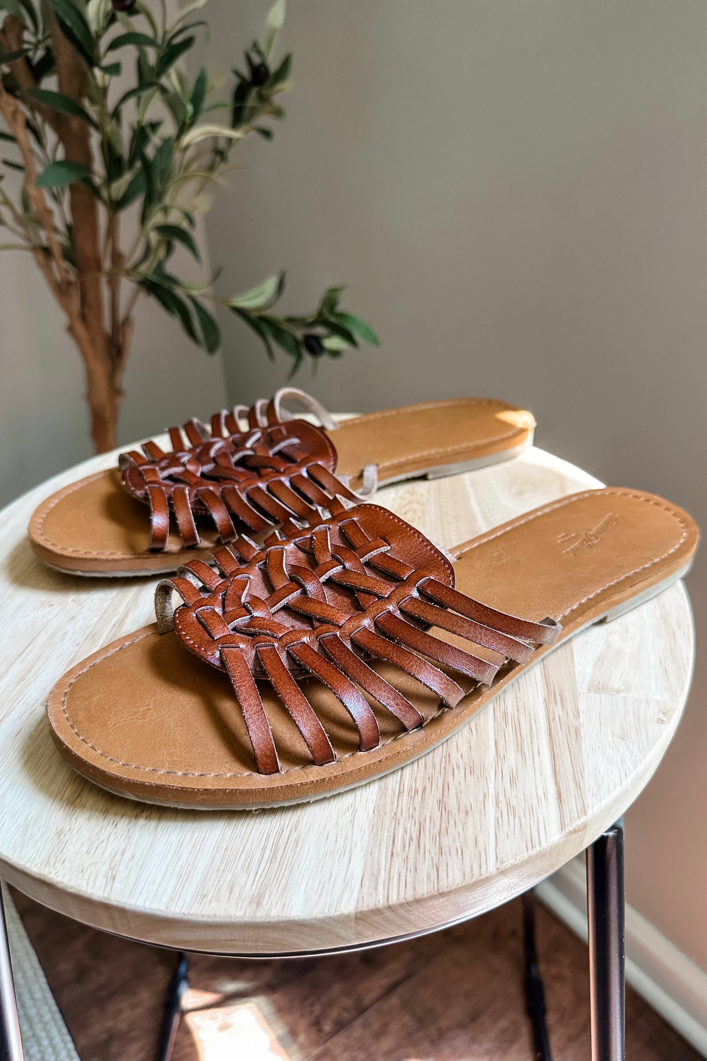 (9) Universal Thread Leather Slides