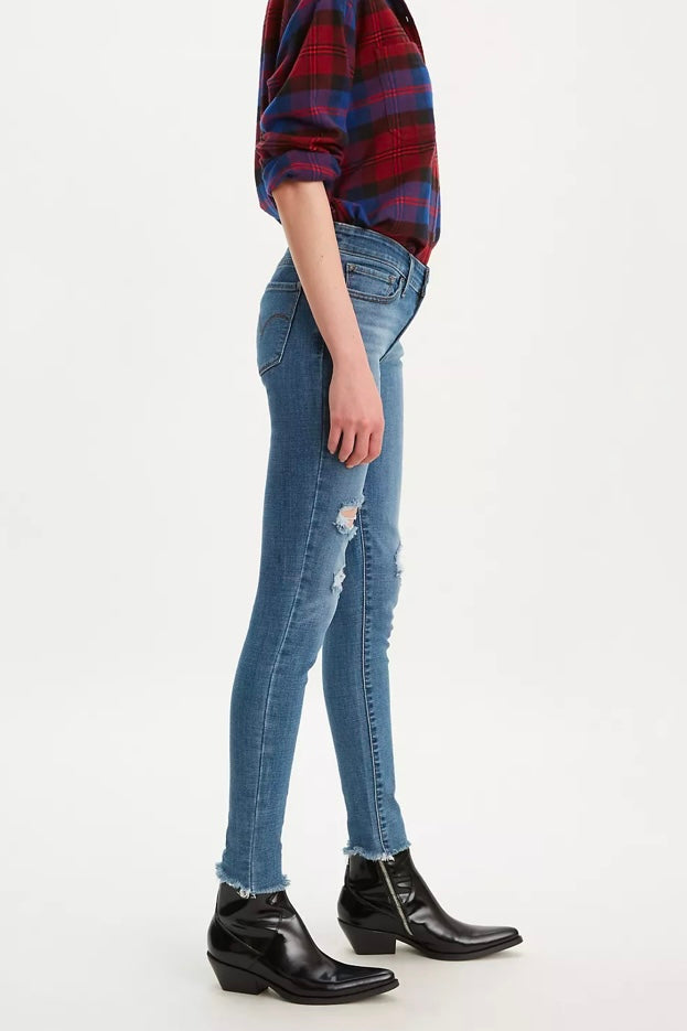 (16) Levi 711 Skinny Jeans